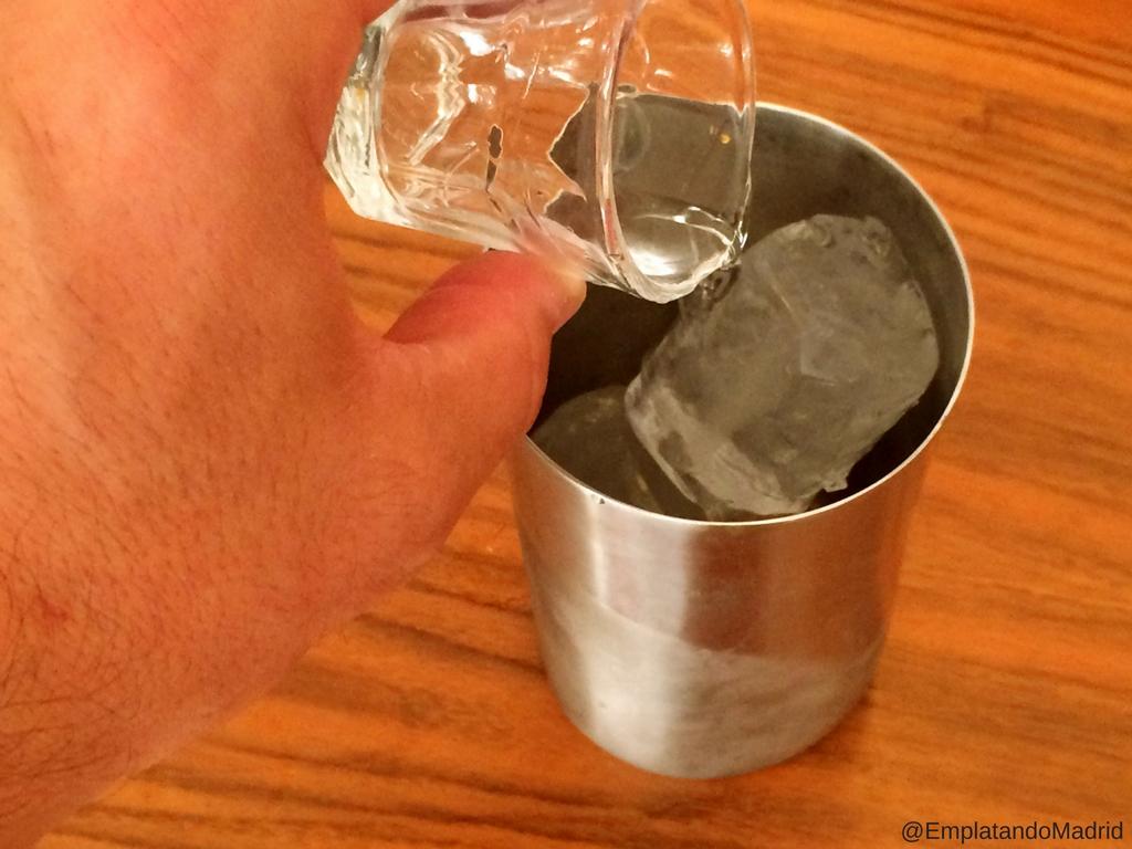 Ponemos todos los licores en la coctelera con hielo