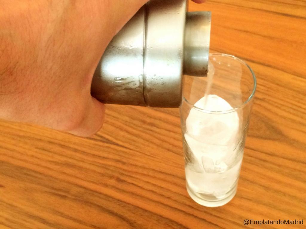 Bate la mezcla y sirve en el vaso Tom Collins