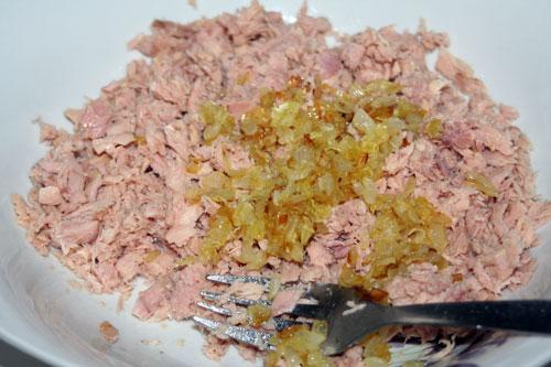 agregar-las-latas-de-atun-y-la-cebolla