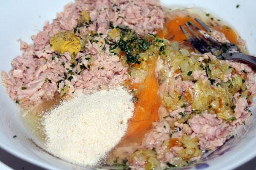mezclar-los-ingredientes-para-las-hamburguesas de atun