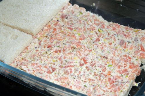 poner-segunda-capa-en-el-pastel-de-salmon-y-pan-de-molde