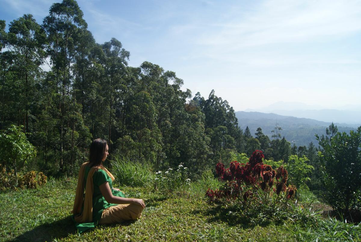 Meditando en la montaña- Cintias Love in Action