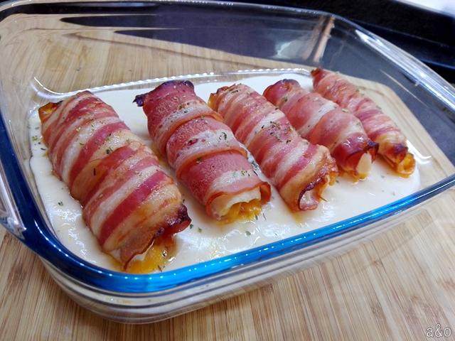 Rollitos de bacon y pollo con bechamel.