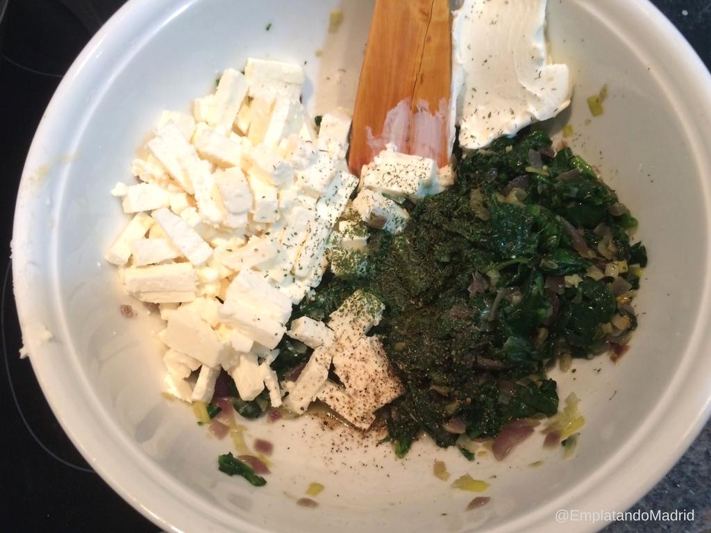 Mezclamos las espinacas con el queso feta y cebolleta verde