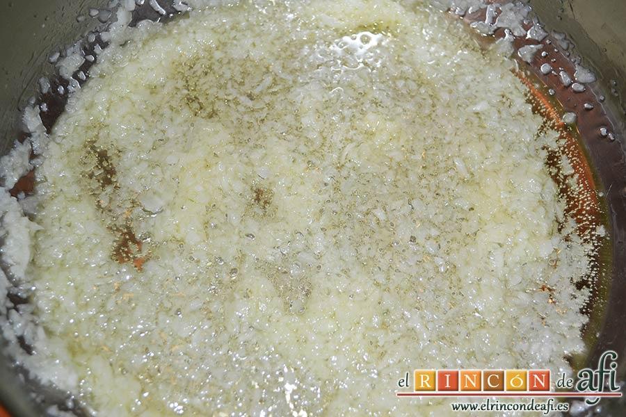 Pasta con salchichas frescas, triturar la cebolla y ponerla a pochar