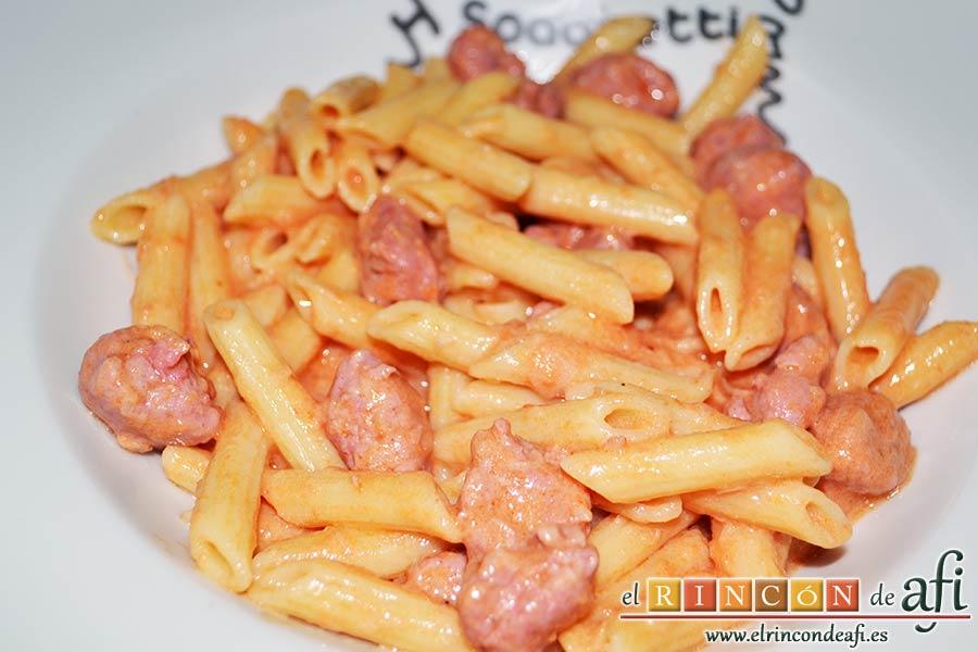 Pasta con salchichas frescas, sugerencia de presentación