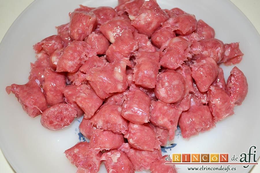 Pasta con salchichas frescas, trocear las salchichas sin piel