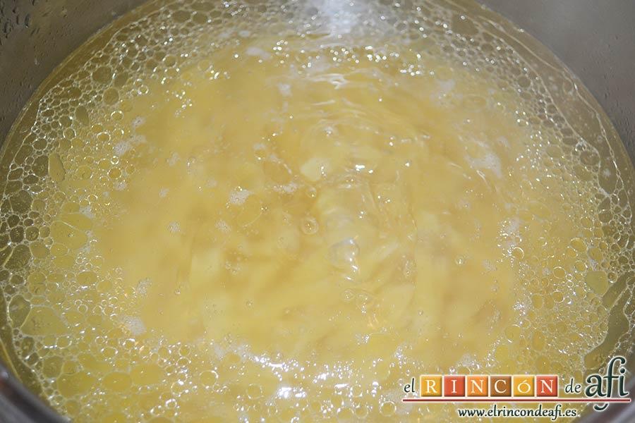 Pasta con salchichas frescas, poner a hervir la pasta