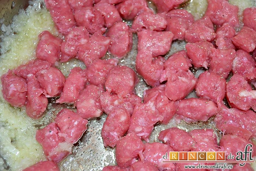 Pasta con salchichas frescas, cuando la cebolla empiece a cambiar de color, añadir las salchichas