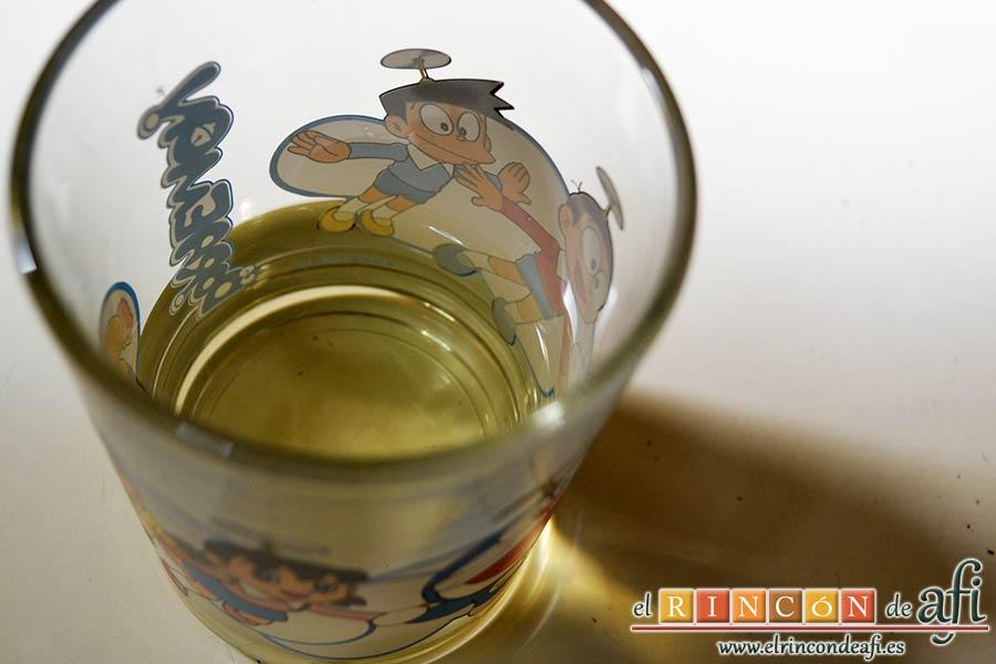 Pasta con salchichas frescas, preparar el medio vaso de vino blanco