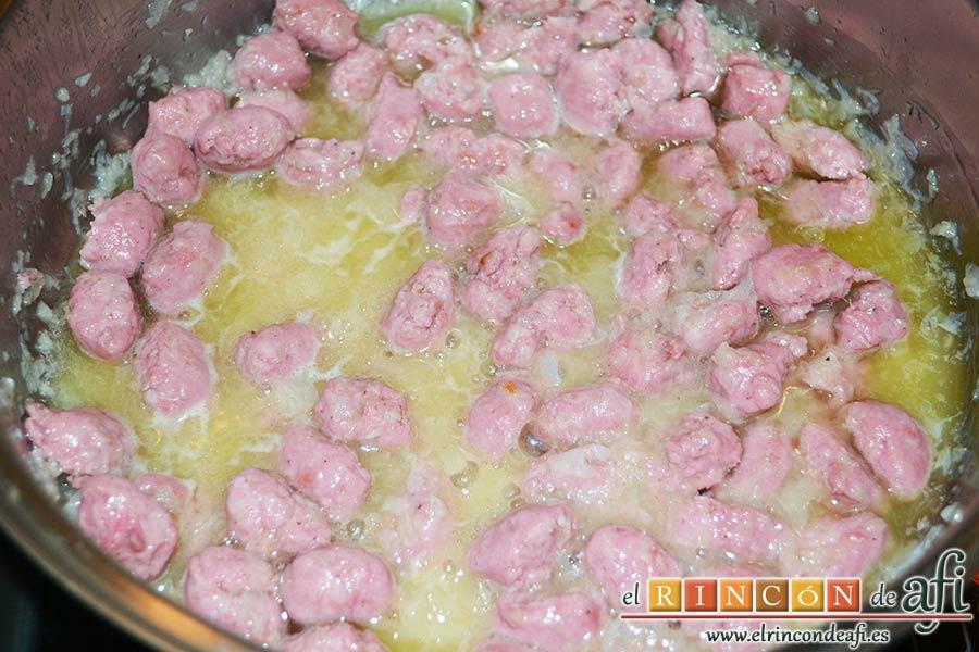 Pasta con salchichas frescas, añadir el vino y dejar que evapore el alcohol
