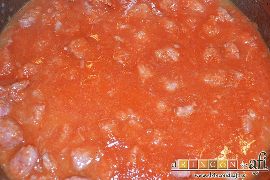 Pasta con salchichas frescas, añadir el tomate triturado