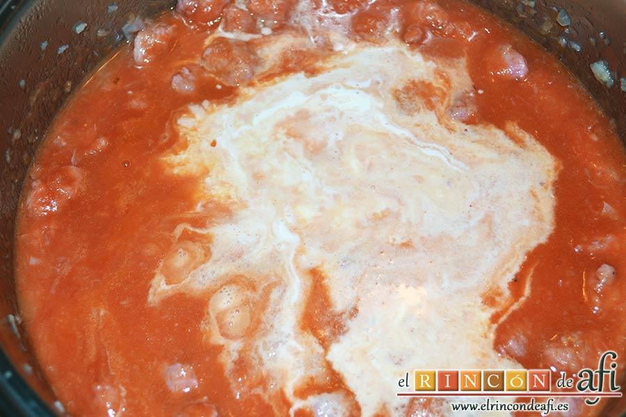 Pasta con salchichas frescas, añadir la nata (crema de leche)