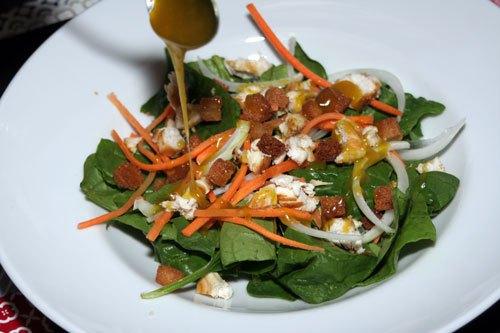 salsear la Ensalada de Espinacas