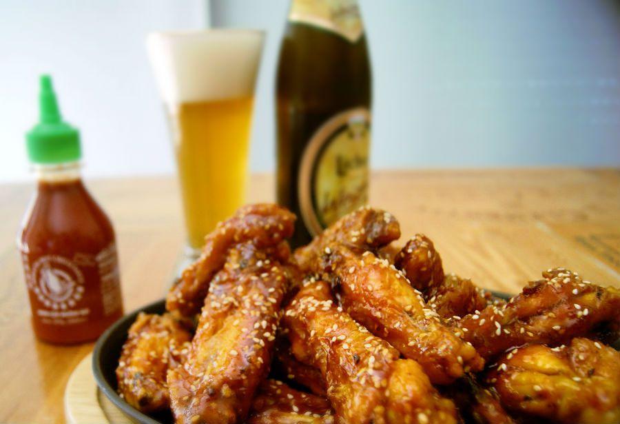 Alitas de pollo con sriracha y miel