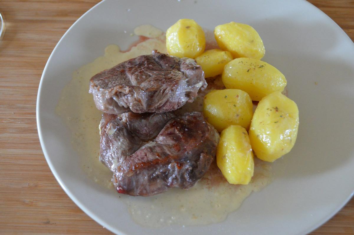 Solomillo a la pimienta con patatas asadas