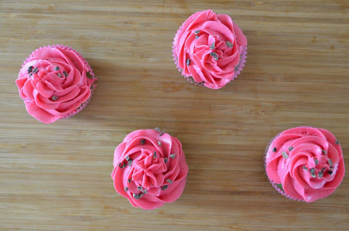cupcakes de vainilla decorados como "sandía"