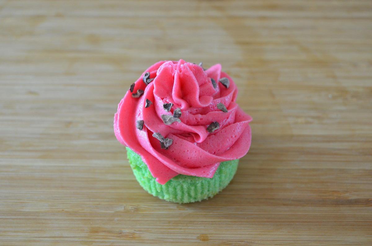 cupcakes de vainilla decorados como "sandía"