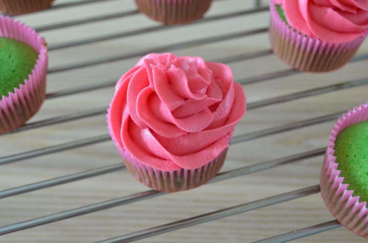 cupcakes de vainilla decorados como "Sandía"