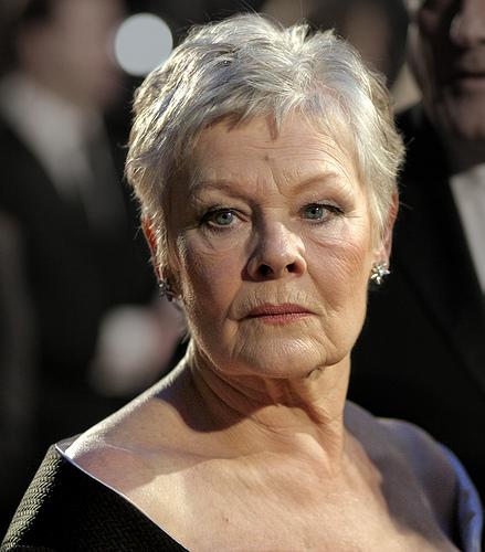 Judi Dench pelo corto cano blanco