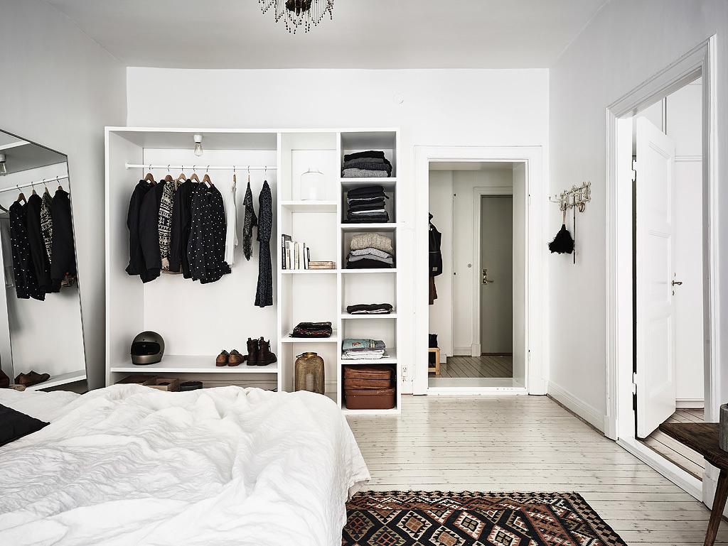 Ideas_de_decoración_para_espacios_reducidos_vestidor_abierto_dormitorio