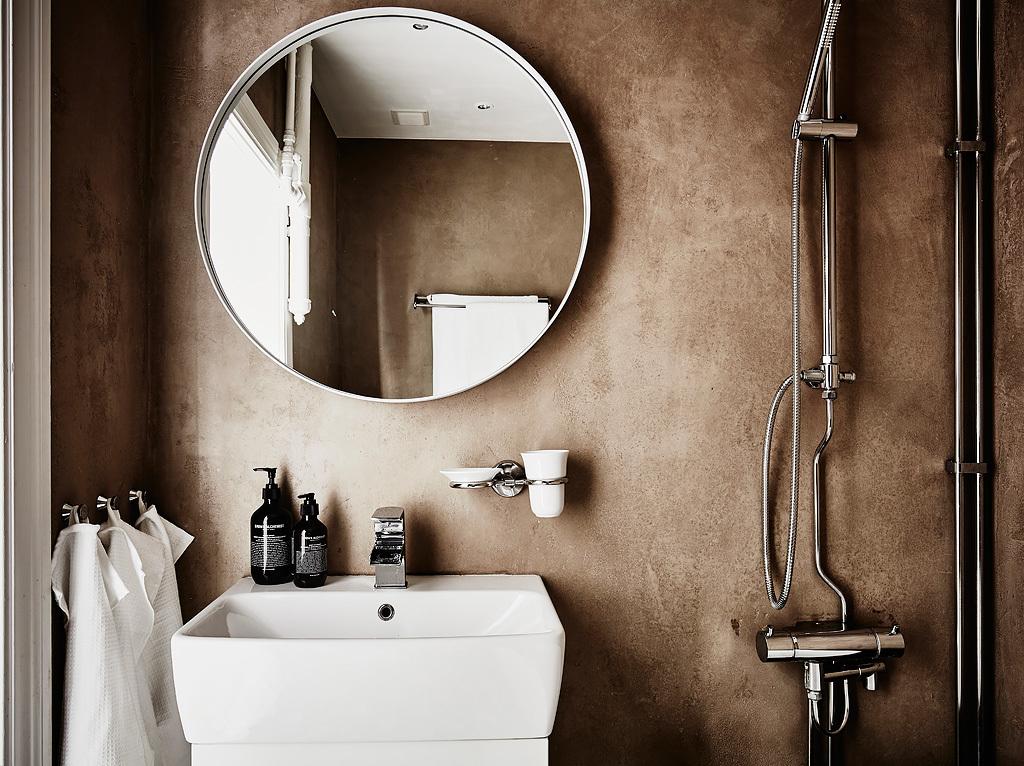 Ideas_de_decoración_para_espacios_reducidos_baño_marrón_blanco