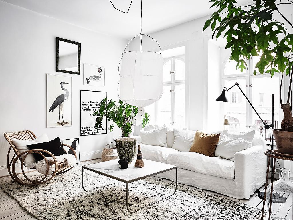 Ideas_de_decoración_para_espacios_reducidos_salón_blanco_detalles_madera
