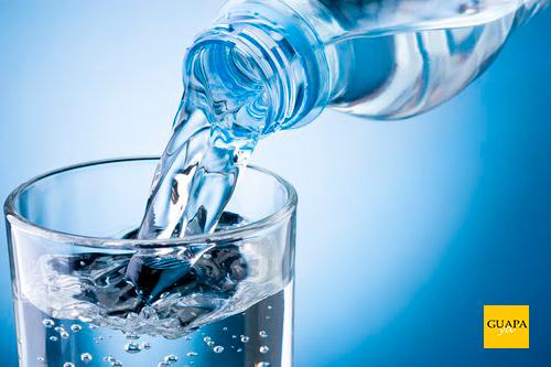 la importancia de beber 2 litros de agua