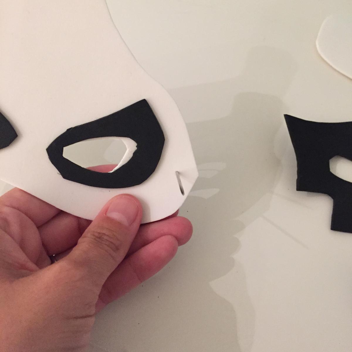 10-antifaces-de-halloween-con-goma-eva-con-una-aguja-pasamos-la-goma-por-los-laterales