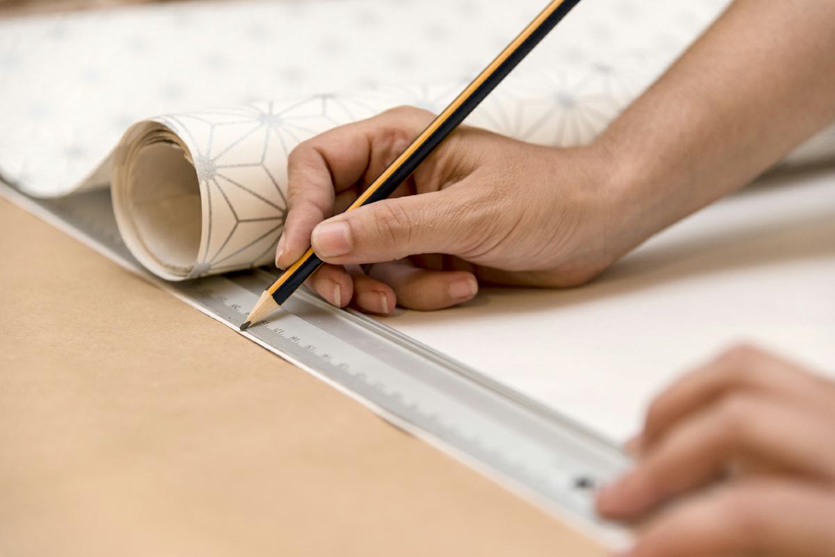 estanterias diy con cajas de madera taller diy colocar medidas-en-el papel pintado y recortar