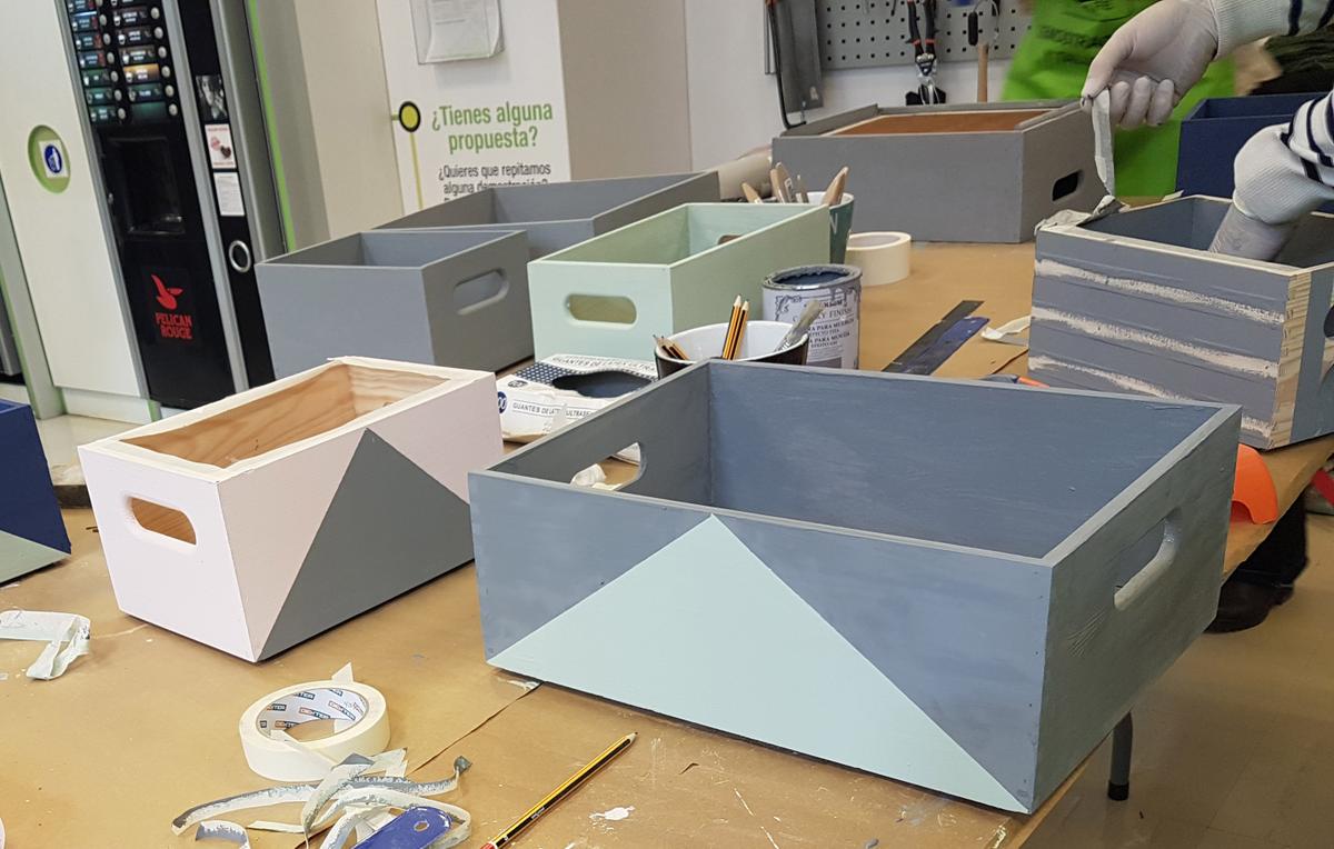 estanteria diy con-cajas-de-madera-resultado-de-la-pintura