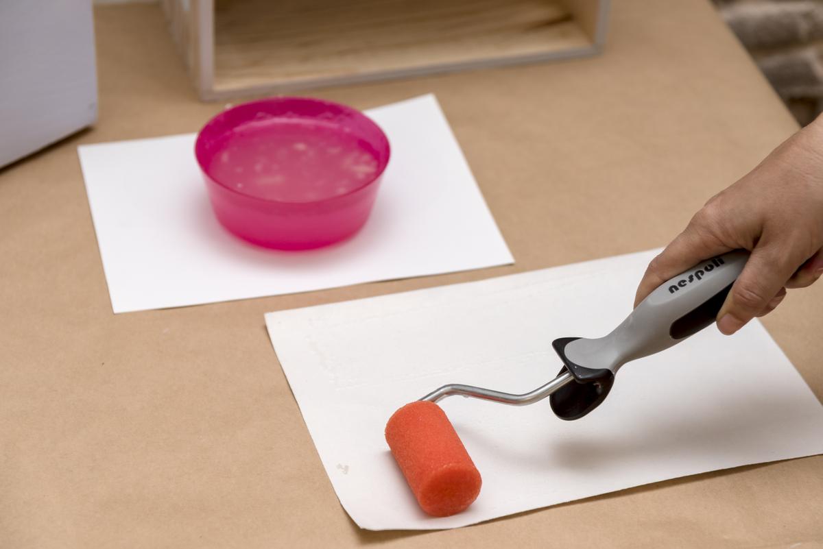 estanterias-diy-con-cajas-de-madera-taller-diy-aplicar-pegamento-para-papel-pintado