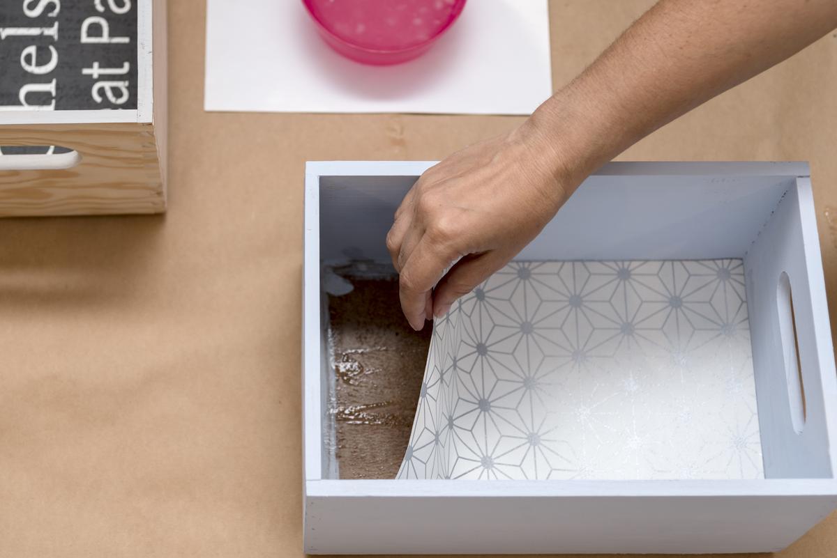 estanteria-diy-con-cajas-de-madera-taller-diy-colocar-el-papel-pintado
