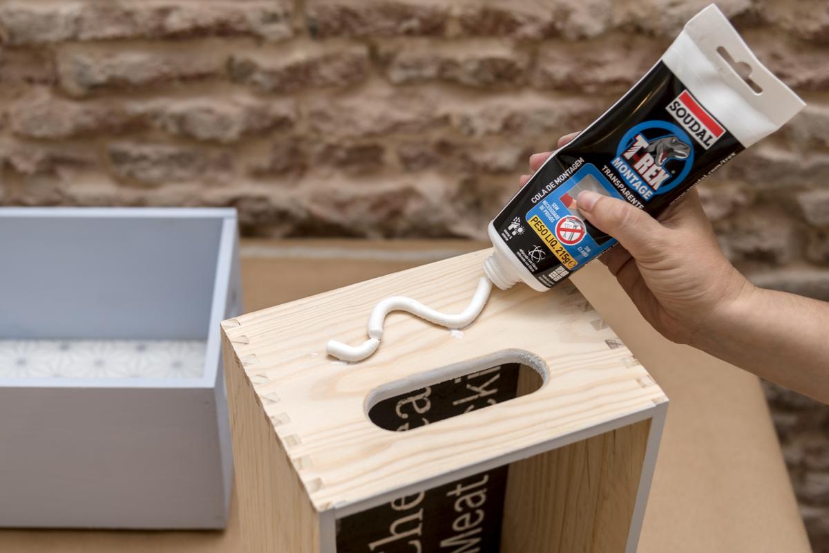 estanterias-diy-con-cajas-de-madera-taller-diy-aplicar-adhesivo-de-contacto