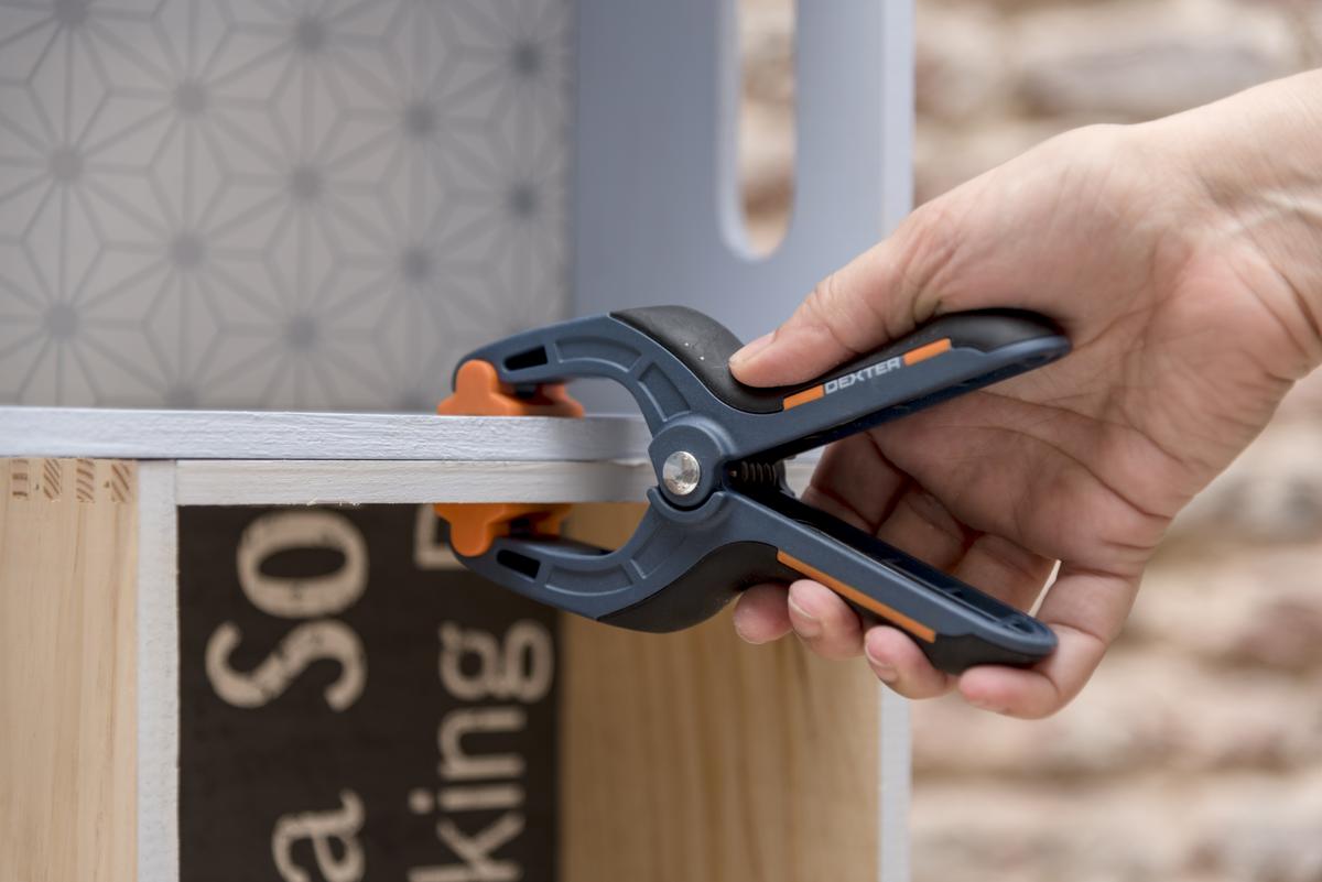 estanteria diy con-cajas-de-madera-taller-diy-colocar-un-sargento-para-fijar-mejor