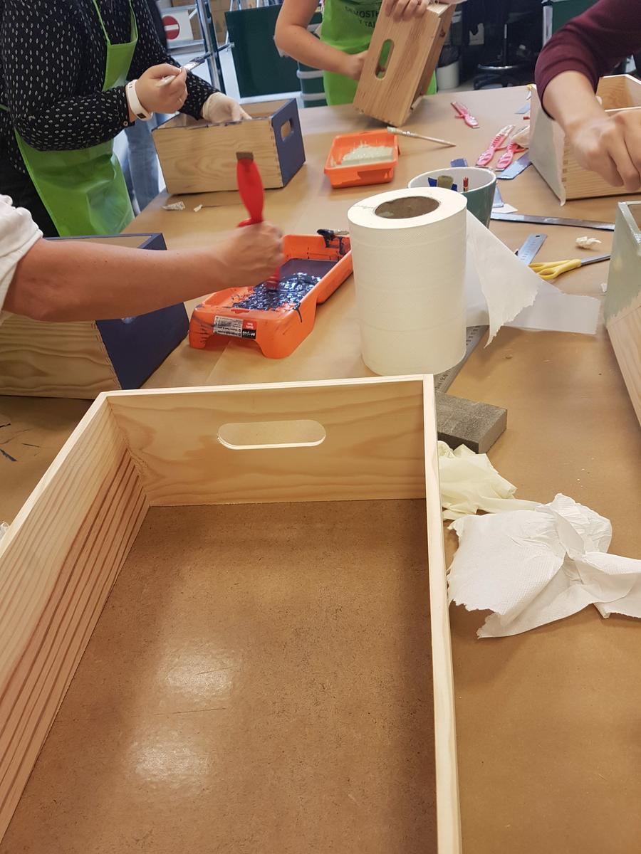 estanteria DIY - Pintando las cajas