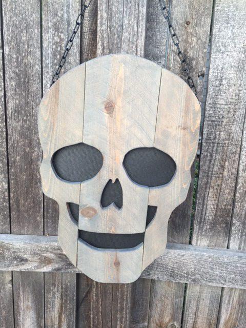 ideas-para-halloween-diy-con-palets-calavera-colgante-karen-camik