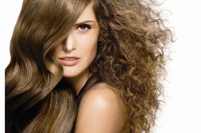 Pelo encrespado humedad rizo