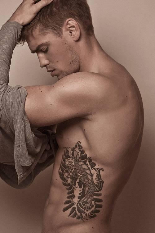 Tatuajes en las costillas para hombres