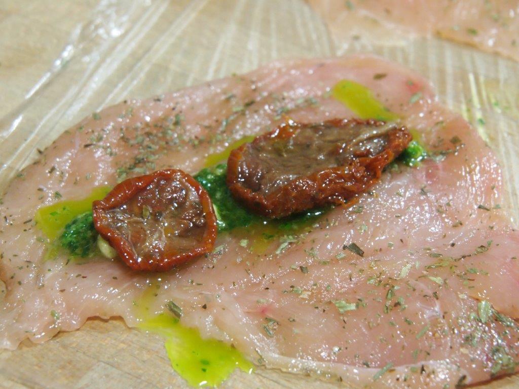 Pechugas de pollo rellenas de ajope y tomates secos