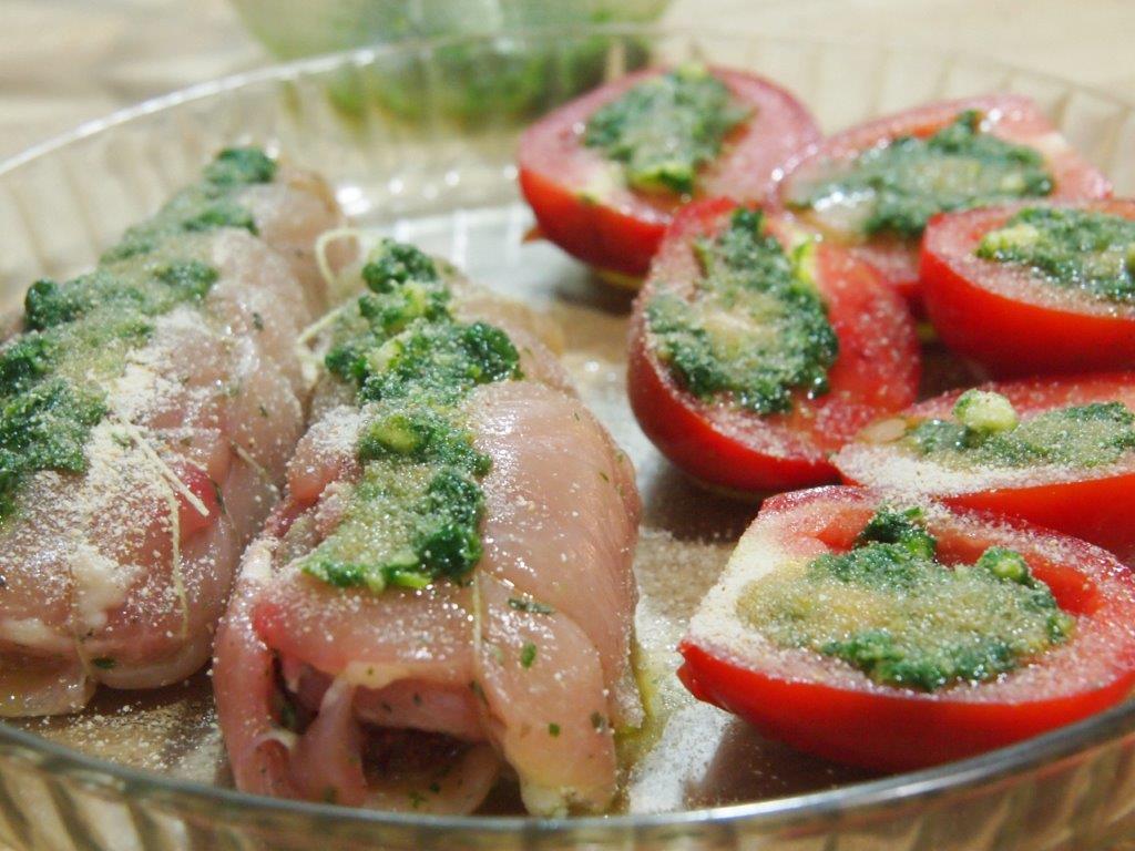 Pechugas de pollo rellenas de ajope y tomates secos