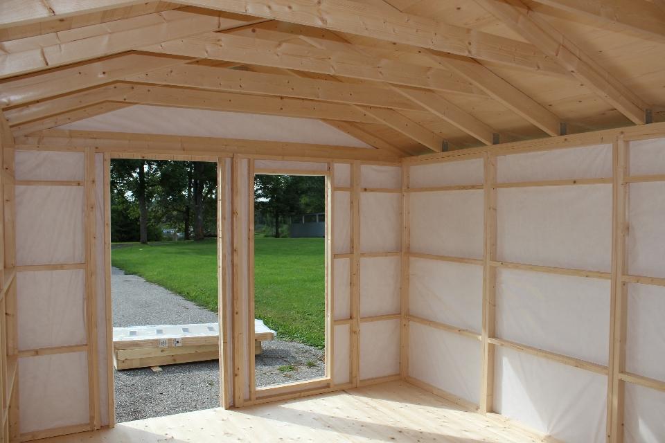 Interior caseta de madera nórdica sin revestir