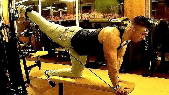 Glúteos perfectos con patadas de burro