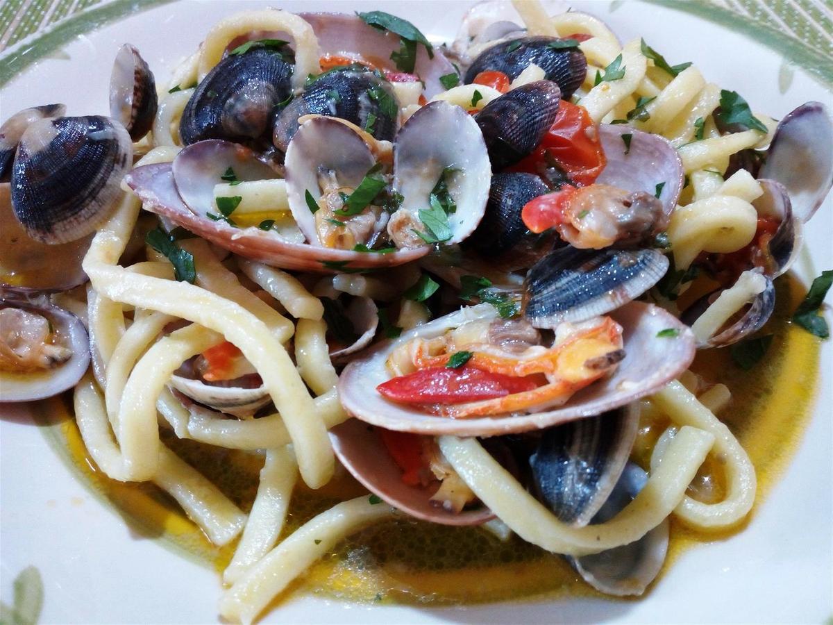 Espaguetis con almejas de concha fina - Scialatielli con datterini, fasolare e vongole - Mahogany clams pasta recipe