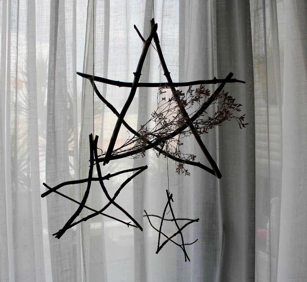 estrellas-navidenas-de-madera-para-decorar-ventana