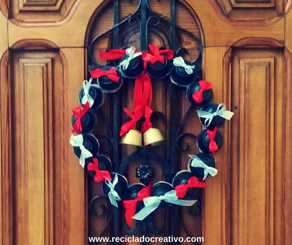 DIY Corona decorativa de Navidad con cápsulas de café