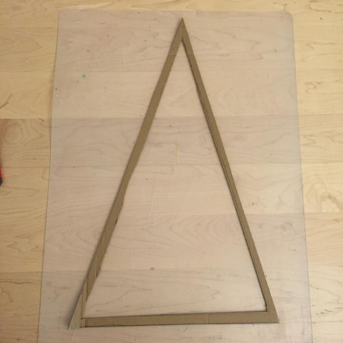 02-calendario-de-adviento-de-con-corchos-hacemos-una-plantilla-de-carton-triangular-de-60-x-30