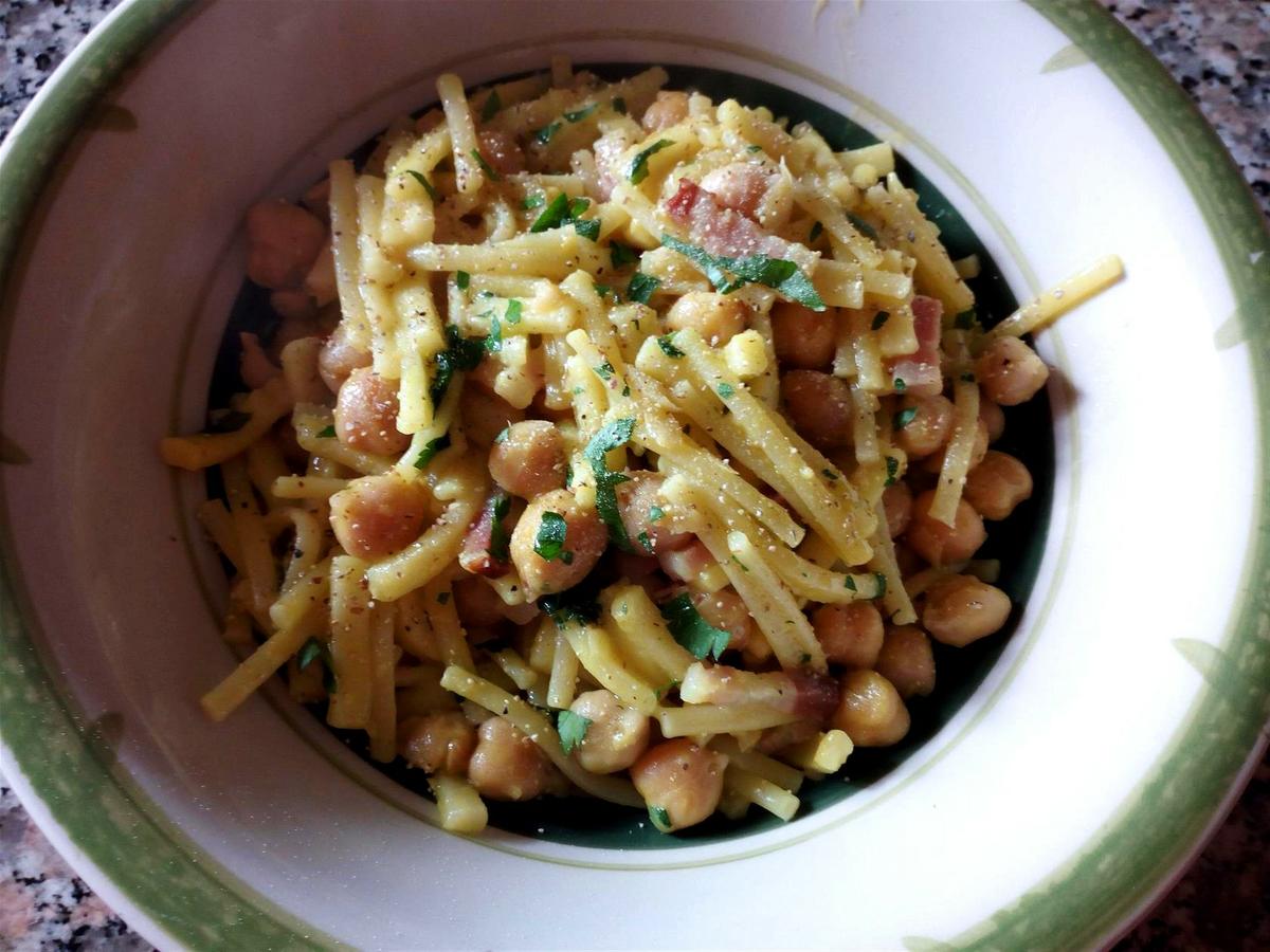 Pasta mixta con garbanzos y panceta - Pasta mista con ceci e pancetta - Pasta with chickpeas and bacon