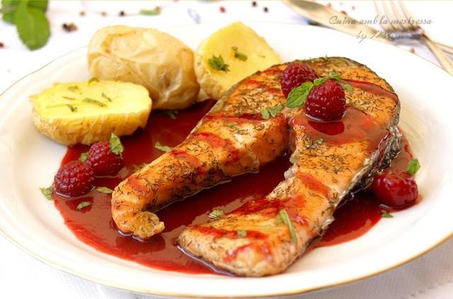 0-0-salmon-al-eneldo-con-salsa-de-frambuesas1-0-1