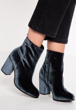 Zapatos de terciopelo para looks tallas grandes - botines negros